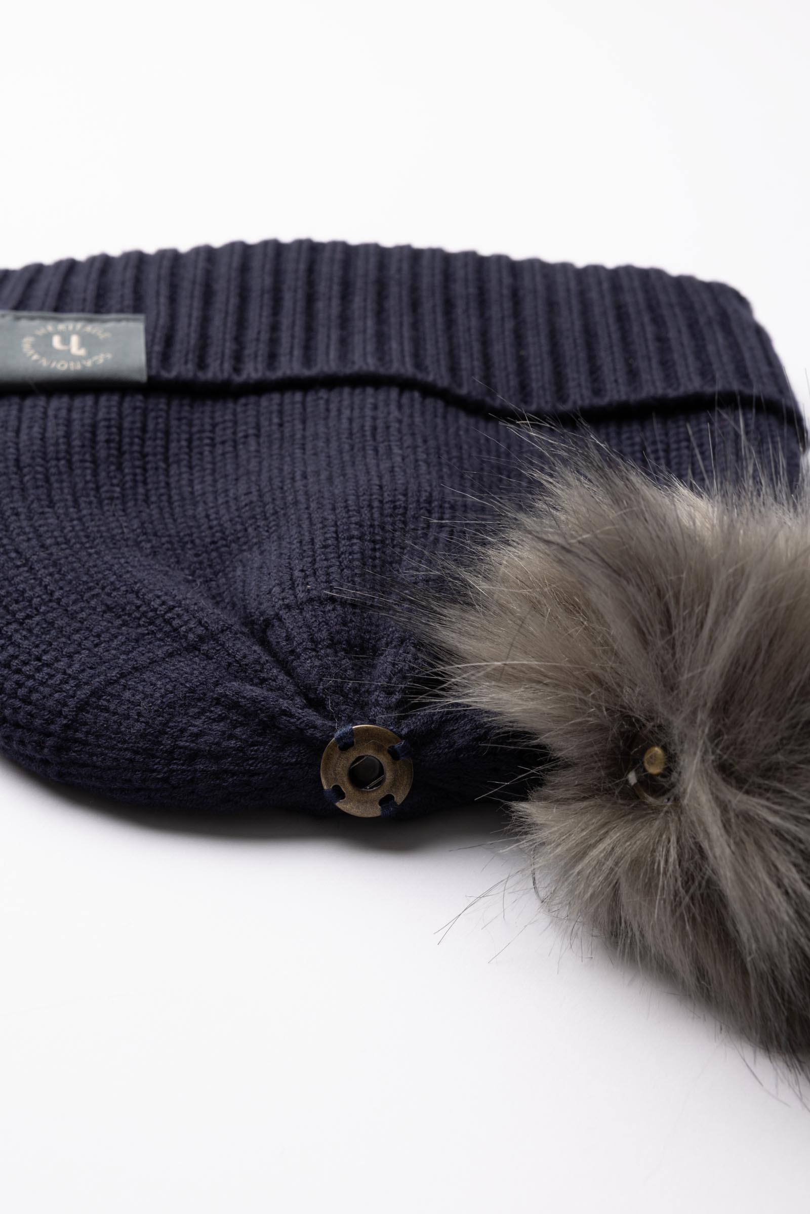 Horze Noa Børns strikket hat med aftagelig pompon