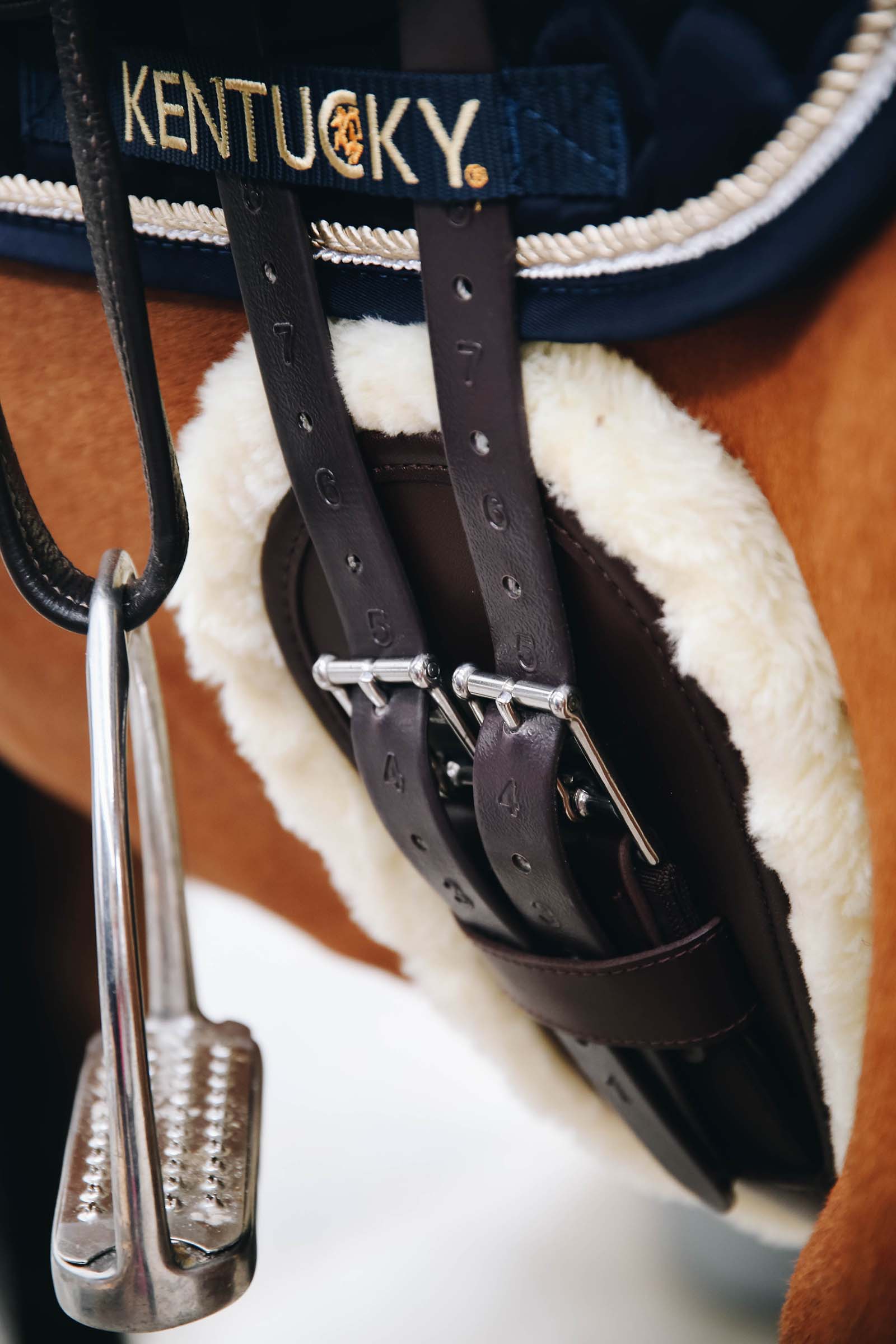 Kentucky Horsewear Sheepskin Anatomic cover til kort gjord