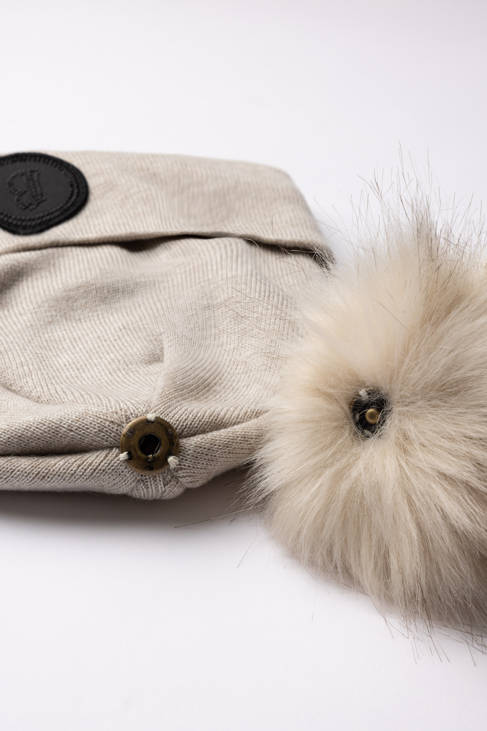 B Vertigo Sydney Strik hat med aftagelig pompon