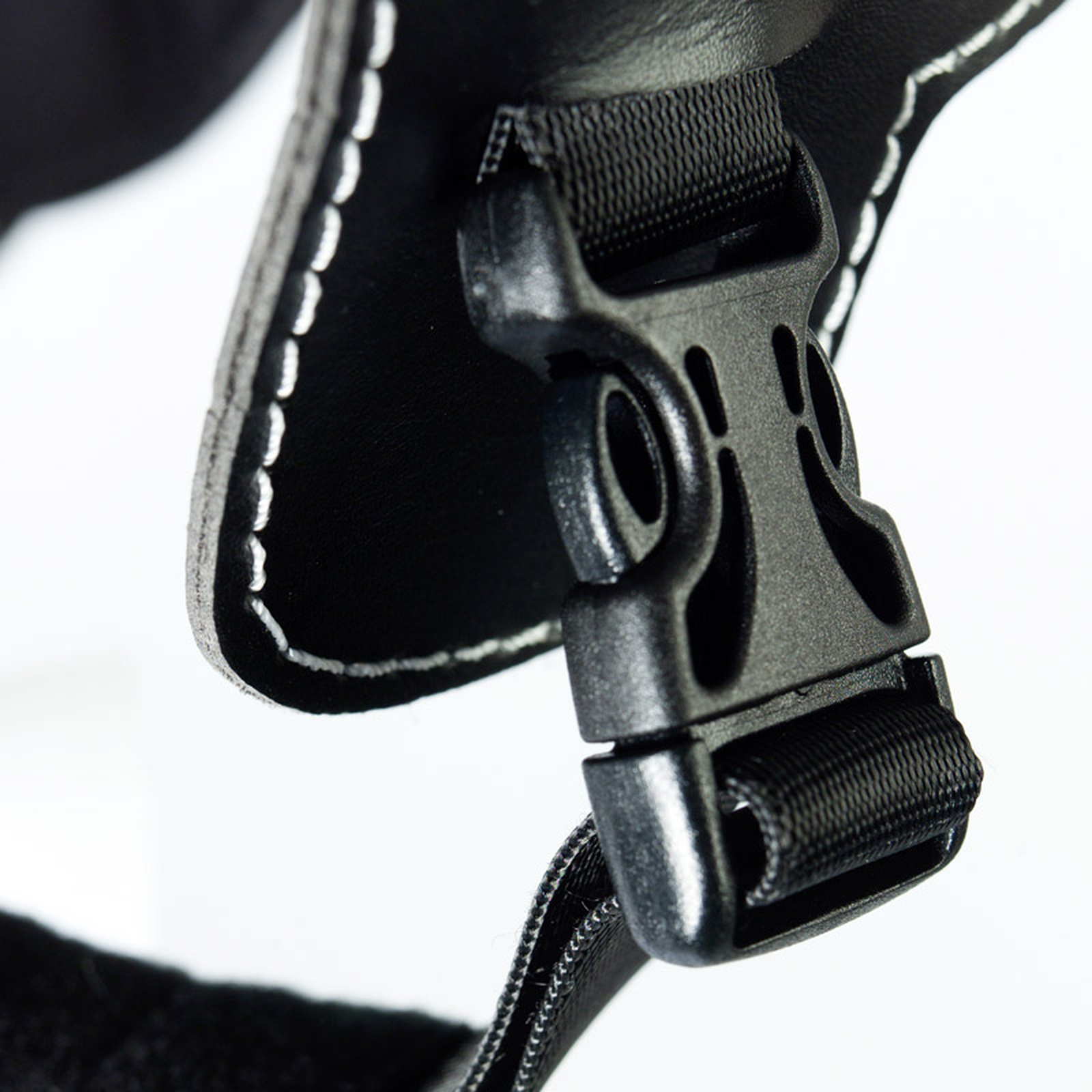 Finntack Elite travhjelm, karbonfiber