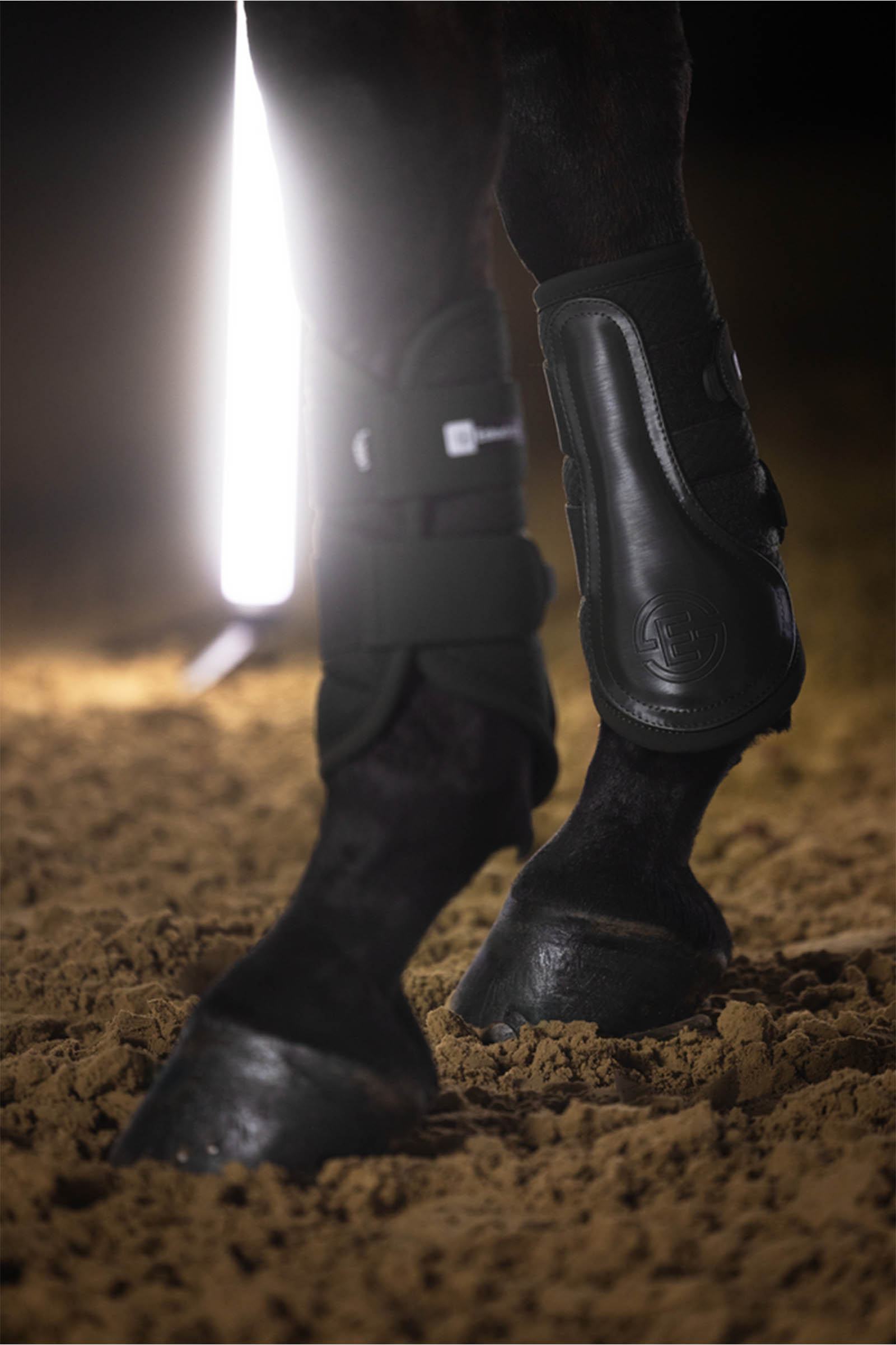 Eskadron Dynamics AW25 s&iacute;ťovan&eacute; chr&aacute;niče holeně