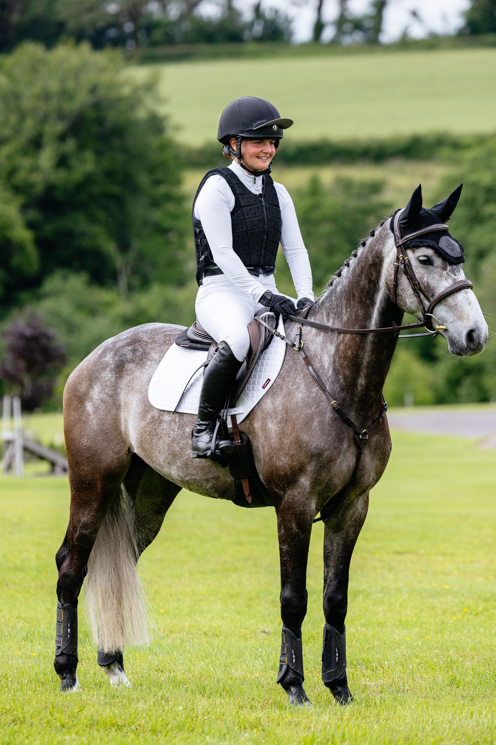 LeMieux Suede Close Contact skokov&aacute; podsedlov&aacute; dečka