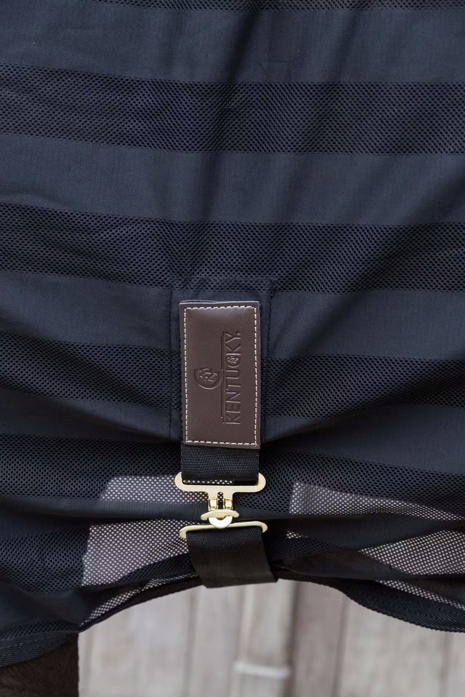 Kentucky Horsewear let stribet fluedækken i netmateriale