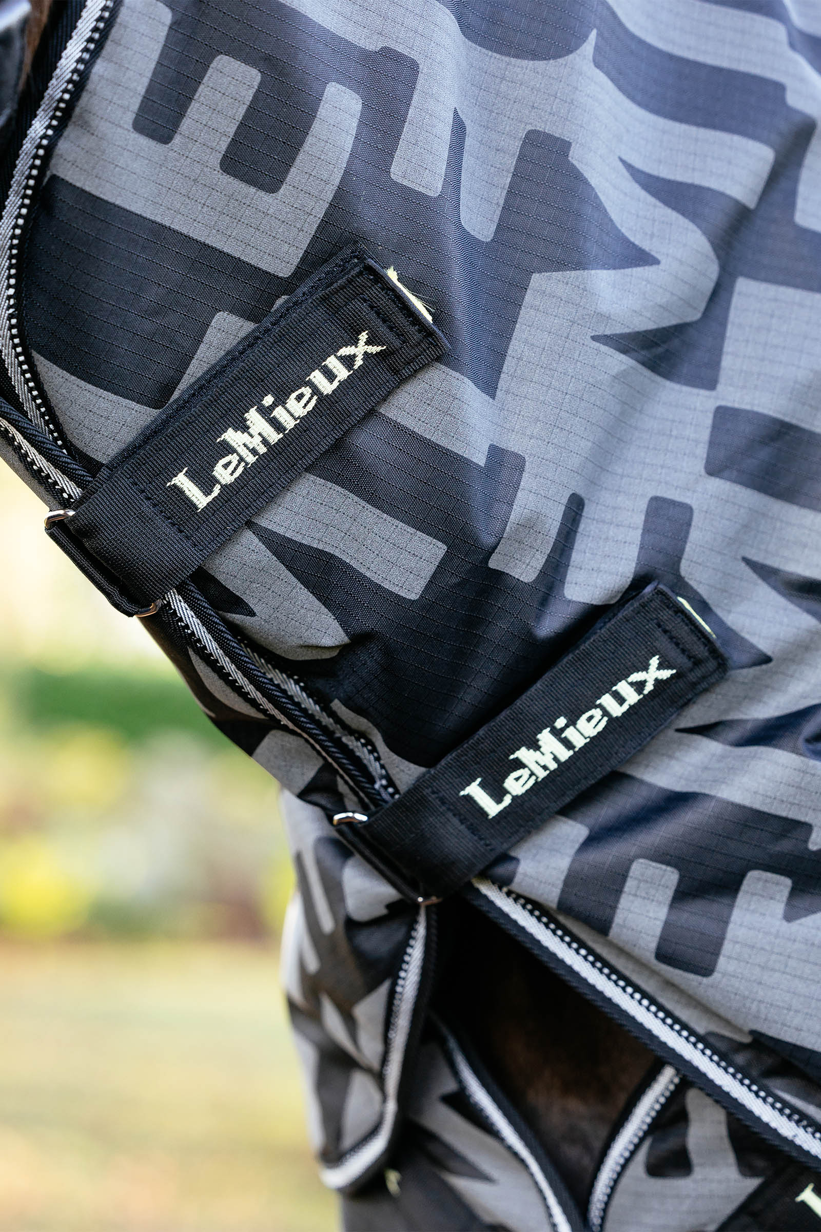 LeMieux Arika reflekterende turnout-t&aelig;ppe med aftagelig hals, 100 g