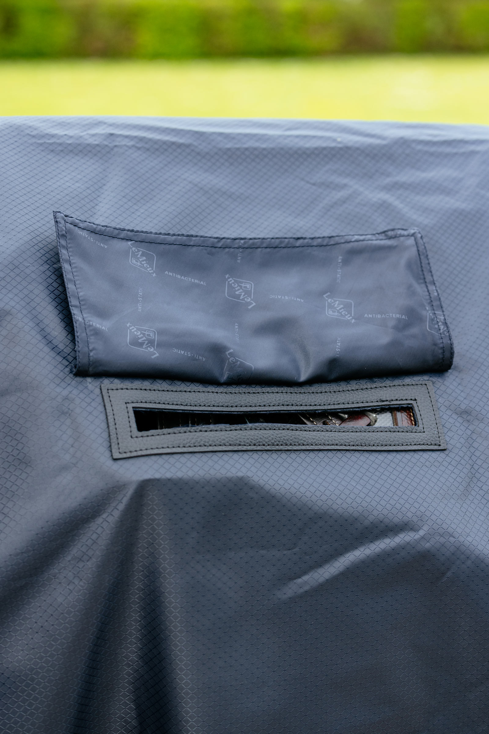 LeMieux regndækken til ridning med fast halsstykke