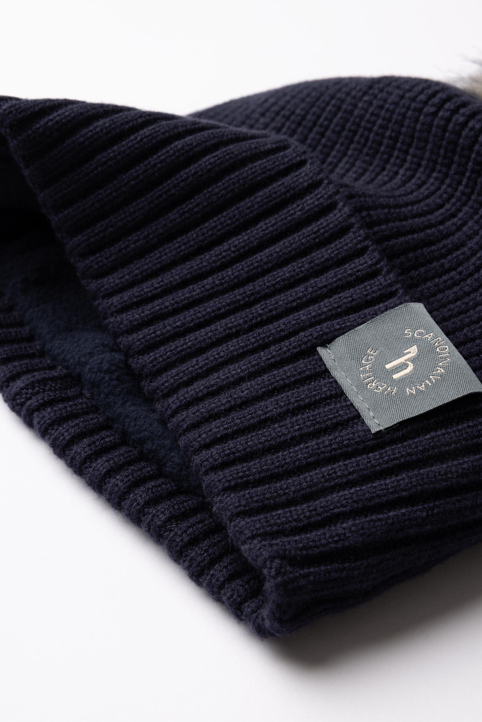 Horze Noa B&oslash;rns strikket hat med aftagelig pompon