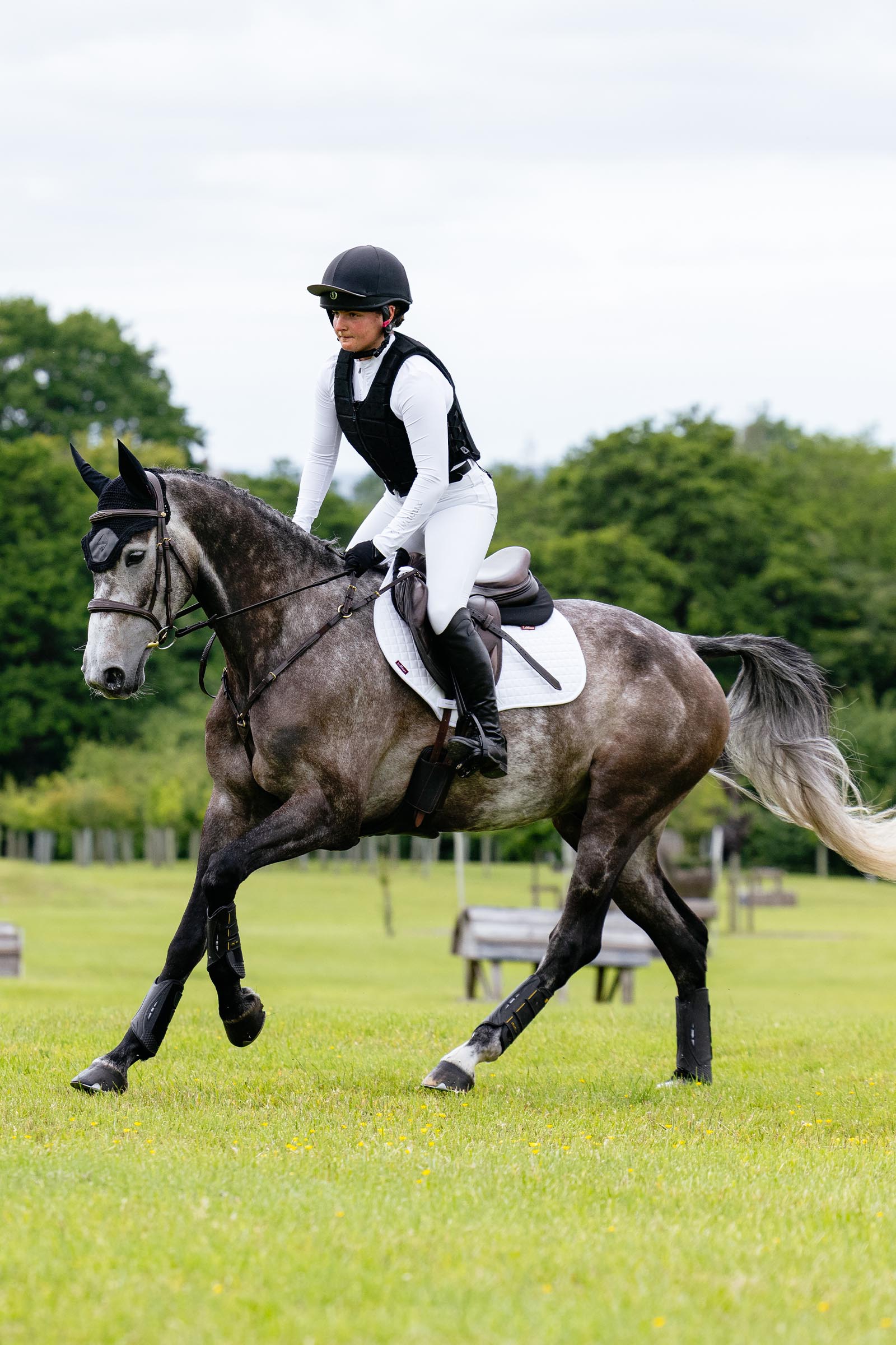 LeMieux Suede Close Contact skokov&aacute; podsedlov&aacute; dečka