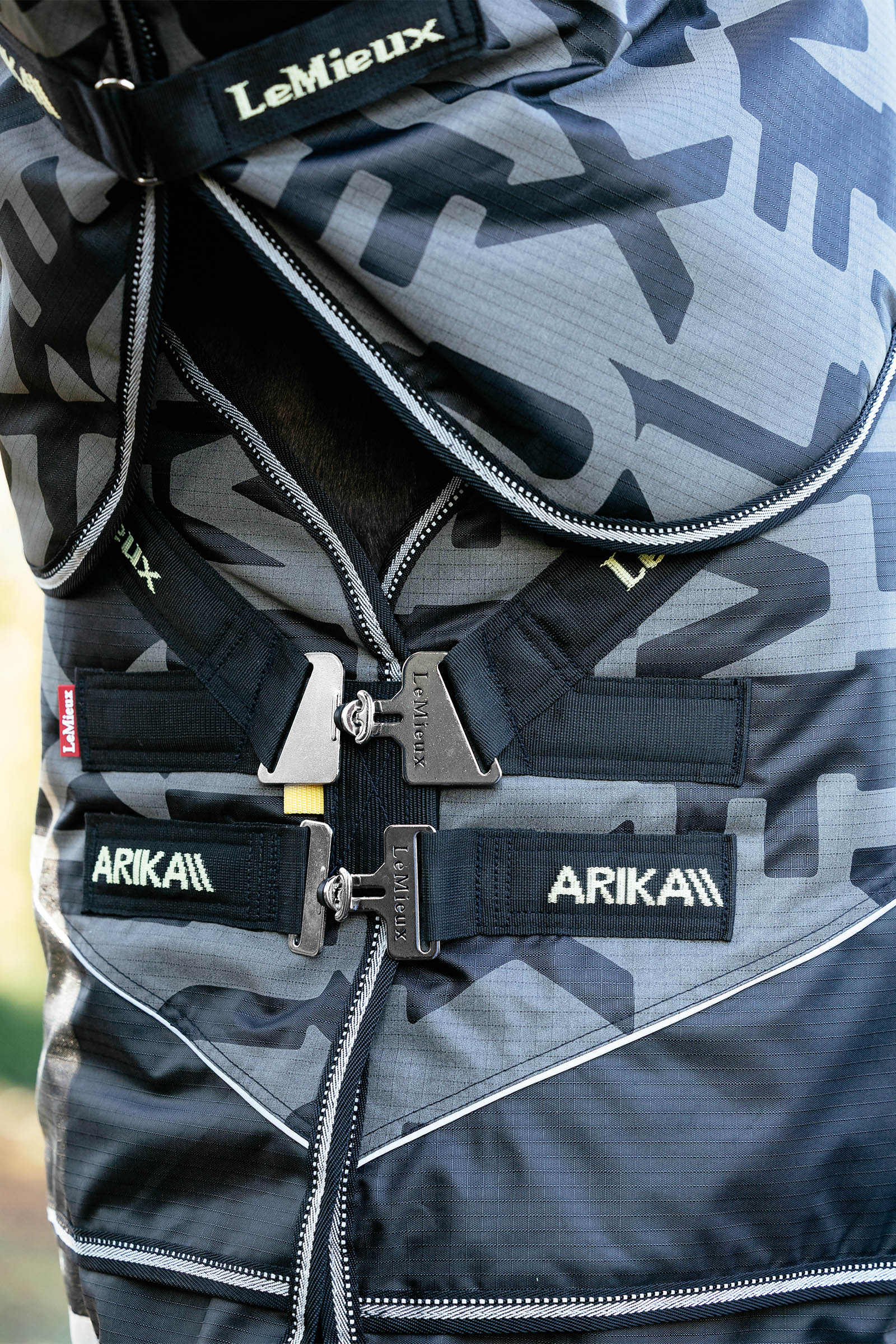 LeMieux Arika reflekterende turnout-t&aelig;ppe med aftagelig hals, 100 g