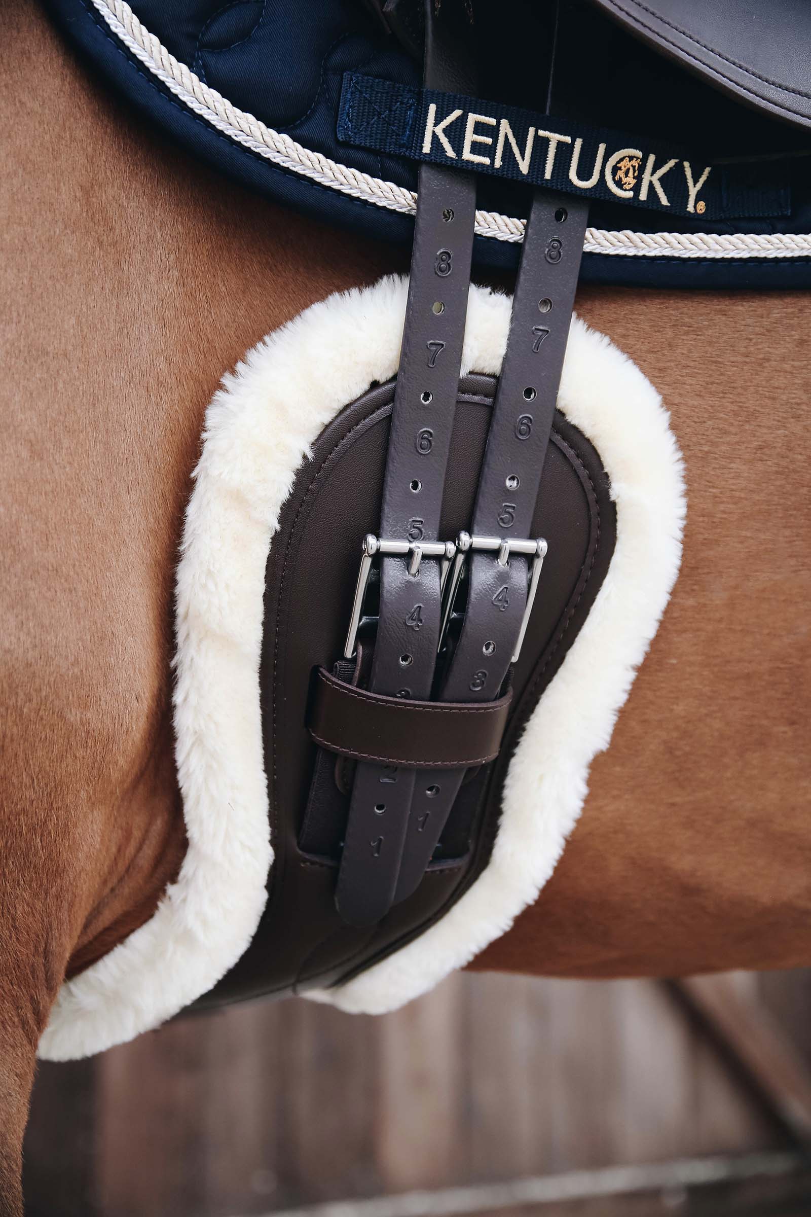 Kentucky Horsewear Sheepskin Anatomic cover til kort gjord